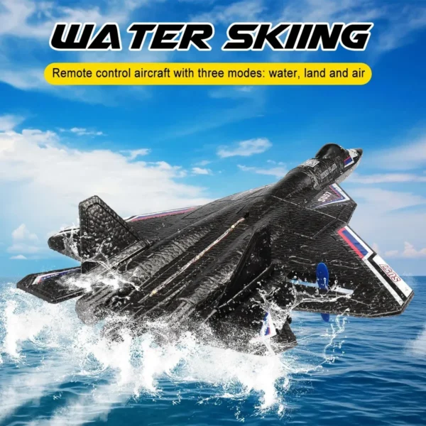 Avion RC SU-57 noir glissant sur l'eau avec la capacité de fonctionner sur trois modes : aquatique, terrestre et aérien.