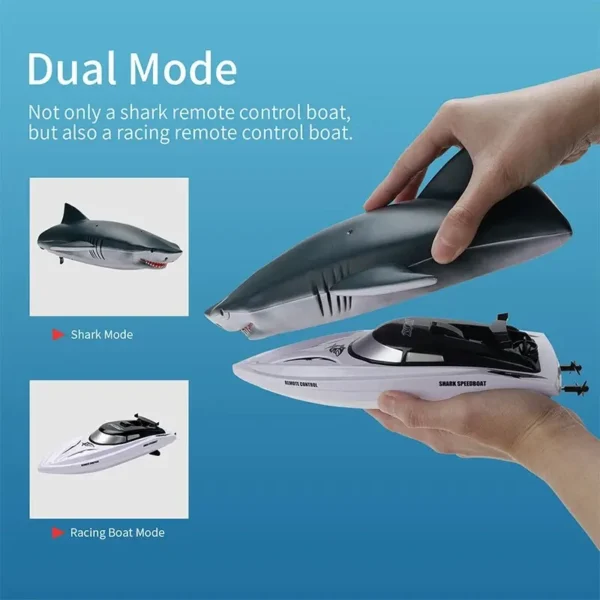 Main tenant le bateau télécommandé Shark Speedboat en mode requin et mode bateau de course, illustrant ses deux configurations de jeu.
