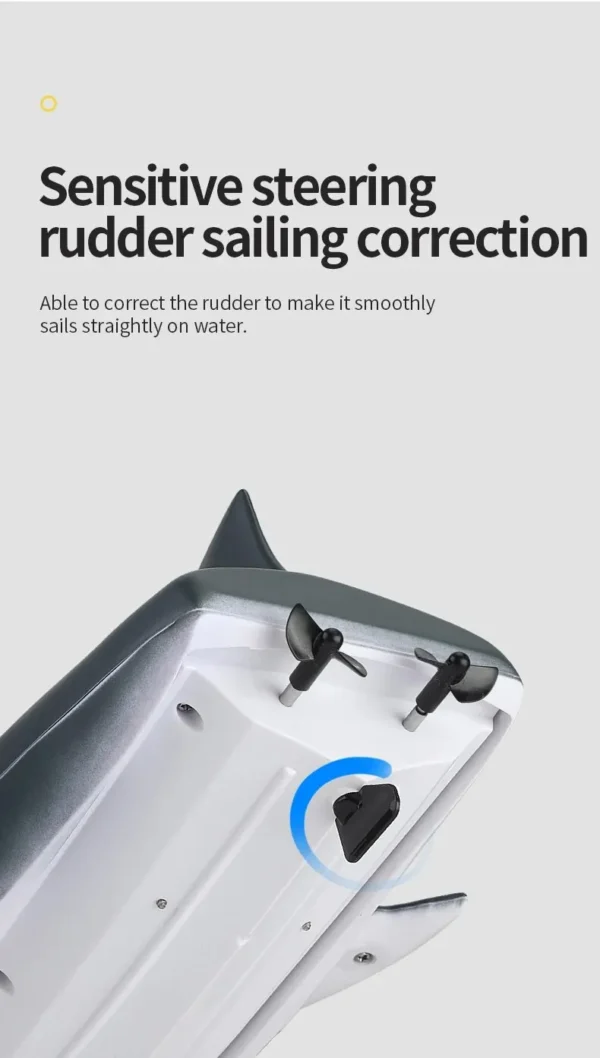 Vue arrière du Shark Speedboat RC mettant en évidence les gouvernails de direction sensibles pour une navigation précise.