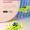 Drone Aelus jaune et bleu 3-en-1 sur une base rose, présentant une fonction de décollage et atterrissage simplifiés en un seul clic