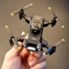 Drone Mini V30 noir tenu dans une main, montrant sa taille compacte et sa conception portable avec des hélices équipées de bouts jaunes.