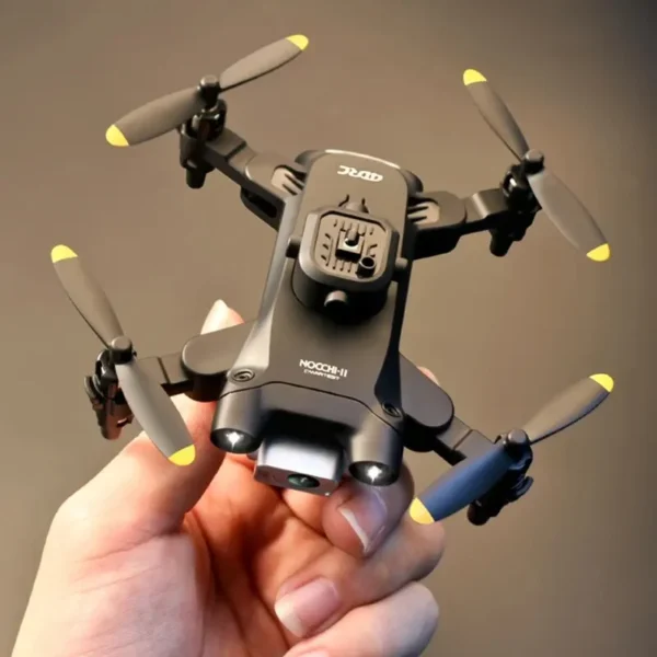Drone Mini V30 noir tenu dans une main, montrant sa taille compacte et sa conception portable avec des hélices équipées de bouts jaunes.