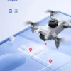 Drone Mini V30 en vol, démontrant la technologie ‘Smart Flight’ pour le suivi du mouvement.