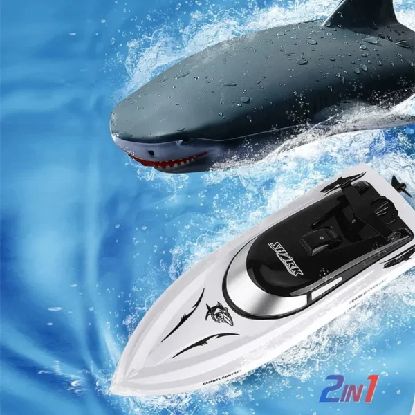 Requin télécommandé Shark Speedboat émergeant de l'eau à côté de sa version en mode bateau de course.