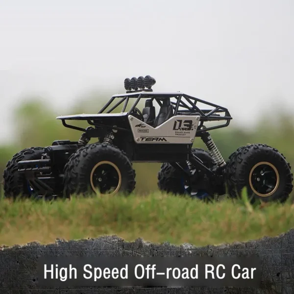 Voiture RC TrailBlazer 6141 haute vitesse prête à l'action sur un terrain accidenté, illustrant sa capacité tout-terrain et sa construction robuste.