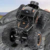 Voiture RC cascadeuse avec caméra HD en action sur un terrain rocheux, démontrant sa robustesse et ses capacités tout-terrain - véhicule-rc.store