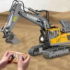 Excavateur télécommandé pour enfants en action dans le sable, avec télécommande pour une expérience immersive de chantier.