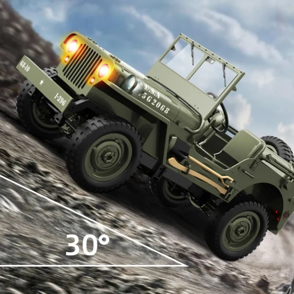 Voiture JJRC C8815 franchissant une pente de 30° avec phares LED allumés